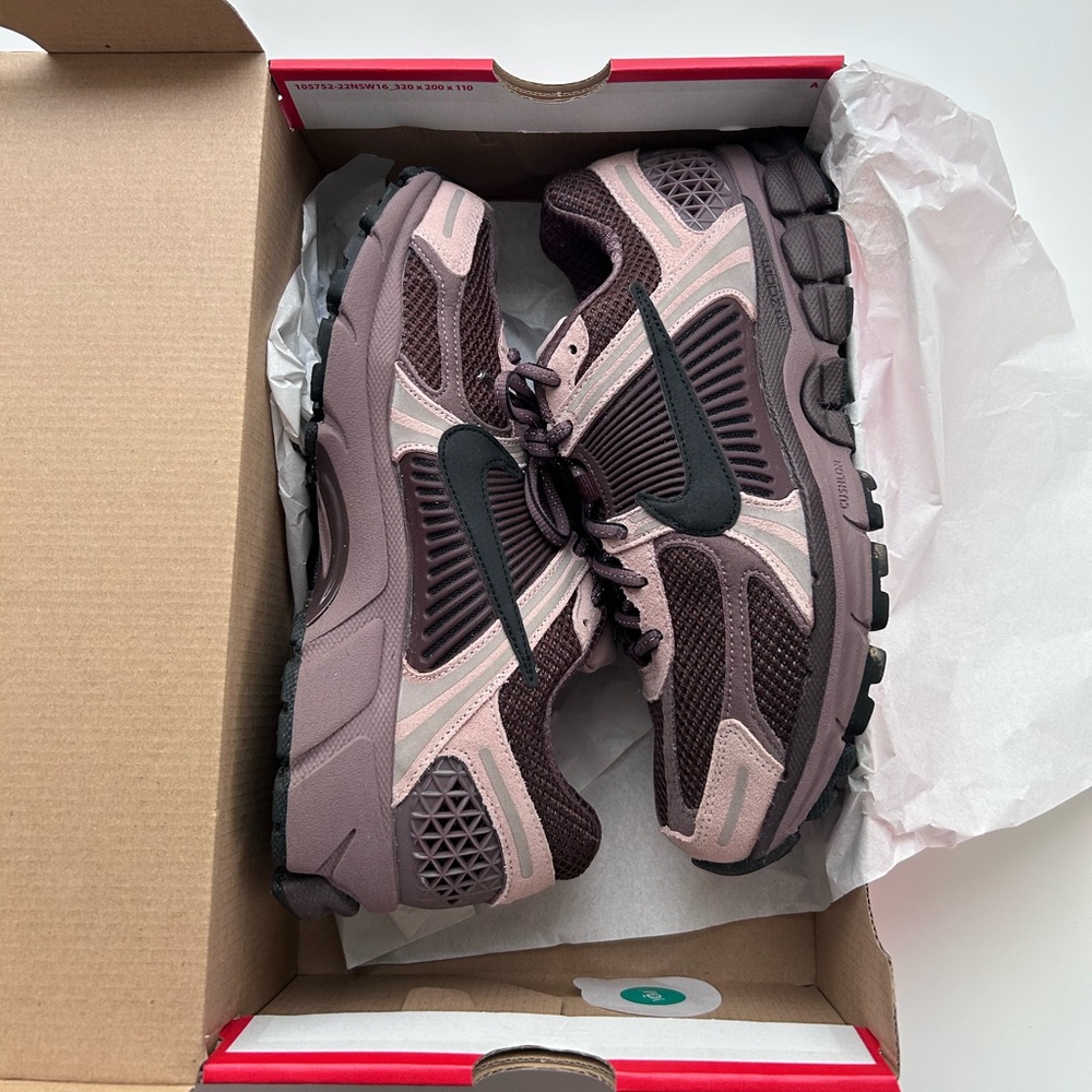 WOMEN NIKE “PLUM 3M” VOMERO 5